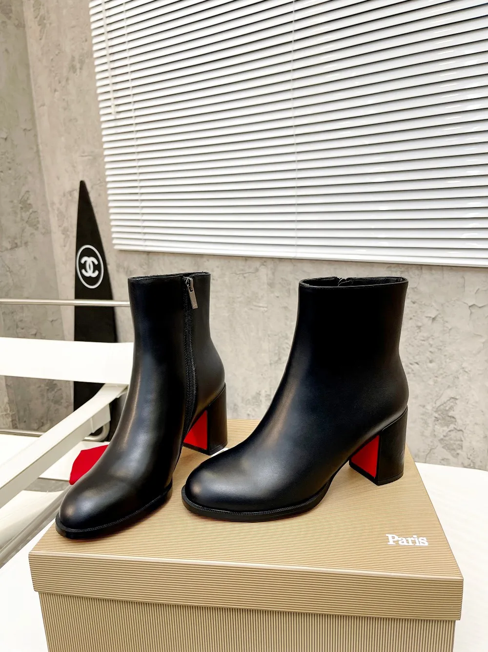 👟👟Ex-factory price 560👟👟 Christian Louboutin (CL) launches new thick-heeled platform boots in 2023, made of shiny calf leather, simple and fashionable. Tube height 4 inches (12cm) ✅Fabric: grained cowhide ✅Lining: sheepskin ✅Outsole/heel height: rubber Heel height 7cm ✅Color: black reddish brown ✅Code number: 34-41 (34,41 customized) ✅Packaging: original board packaging